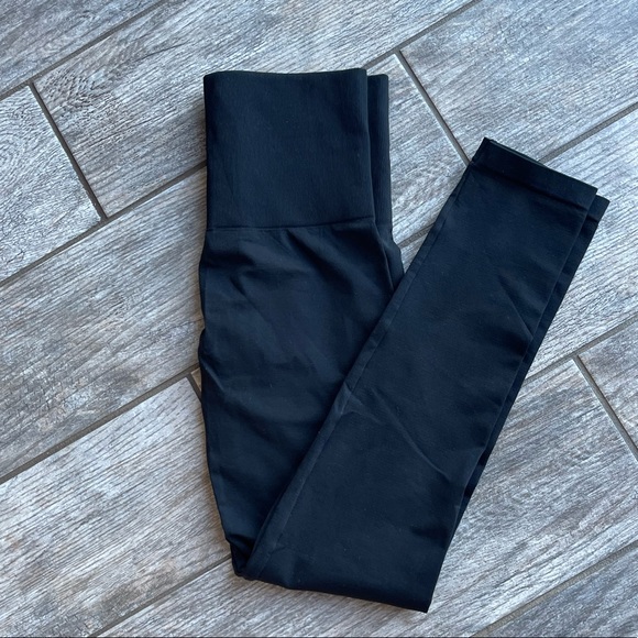 Spanx Takes Off Leggings - Picture 3 of 7